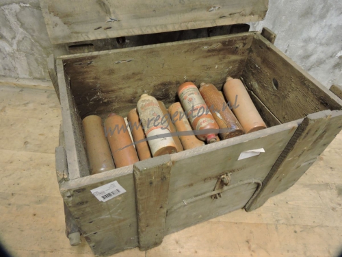  Kist met stenen kruiken